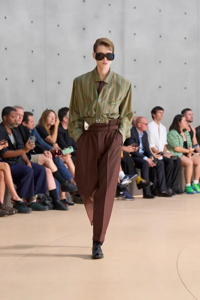 Look 25